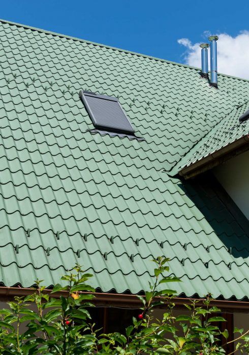 Acoperiș cu țiglă metalică verde